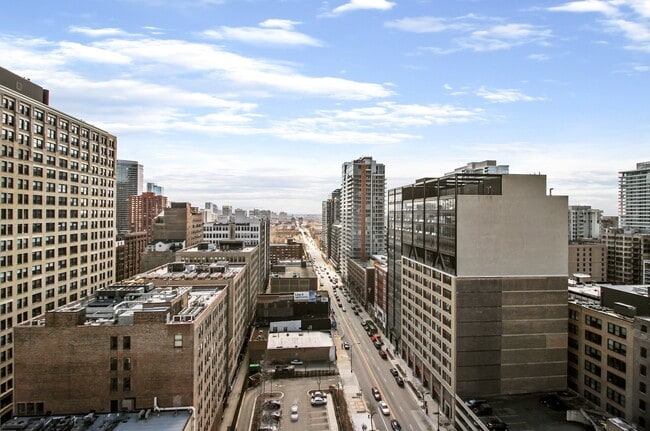 Building Photo - 547 S Clark St