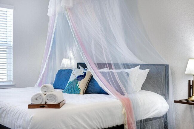 Building Photo - Move in Ready and FULLY FURNISHED 3 BD/2 BA located Far West San Antonio!