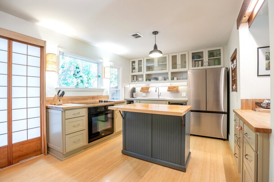 Light & bright kitchen with eat in dining - 3870 Broadway St
