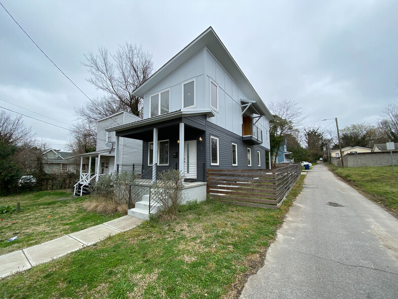 Building Photo - Room in House on Heck St