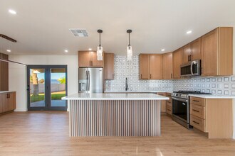 Building Photo - Beautiful 4 Bedroom, 3 Bath Home on an Oversized 18,000 Sq Ft Lot
