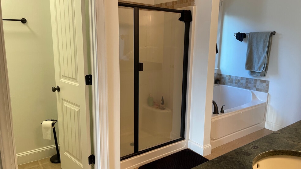 Building Photo - Room in House on Hillside Dr