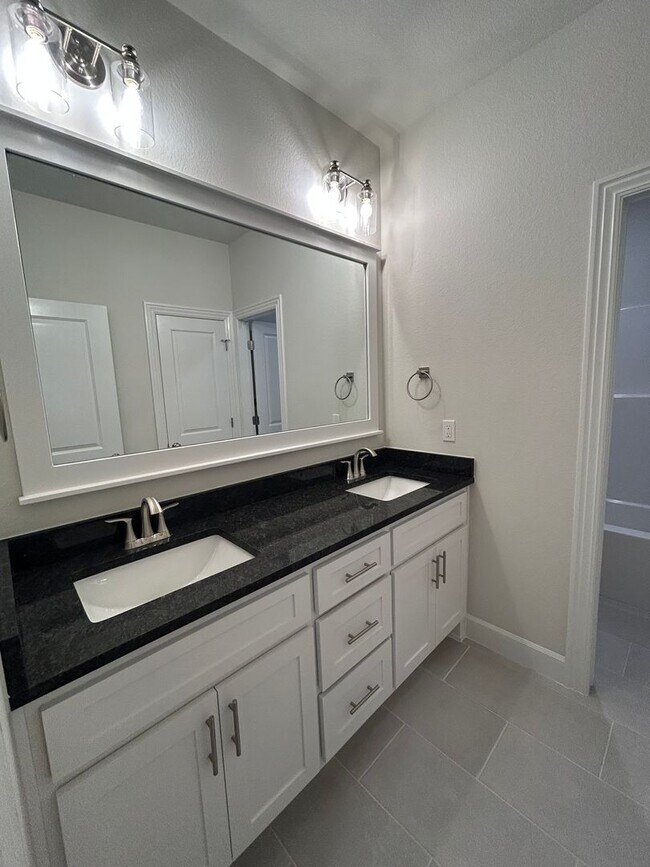 Building Photo - Beautiful Modern Home in Pea Ridge!