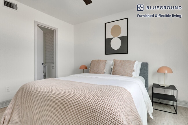 Building Photo - 201 E 4th St