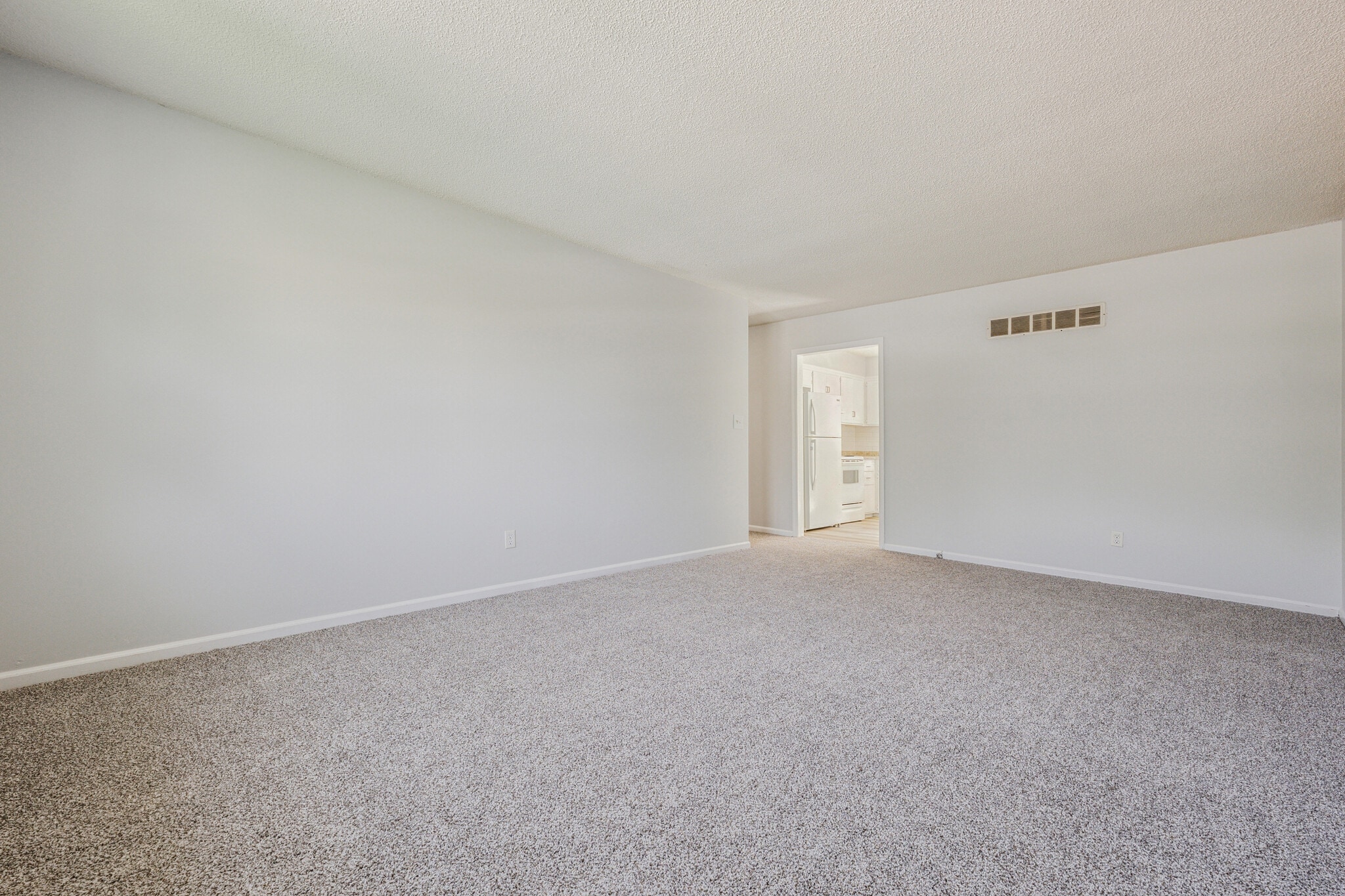 Building Photo - 16713 Bel Ray Blvd