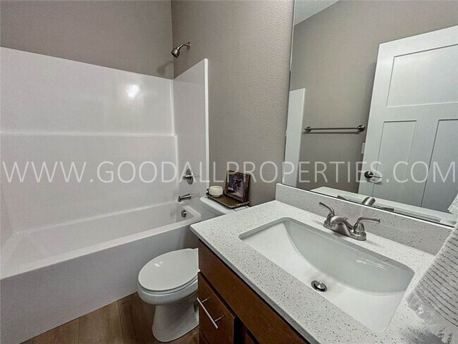 Building Photo - Stunning 4 bedroom, 3 bath Ranch Style Hom...