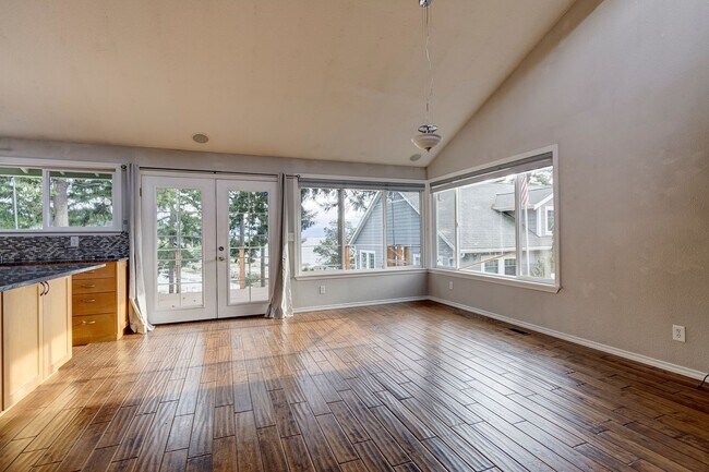 Building Photo - 3 Bed 2.5 Bath Home with a View!