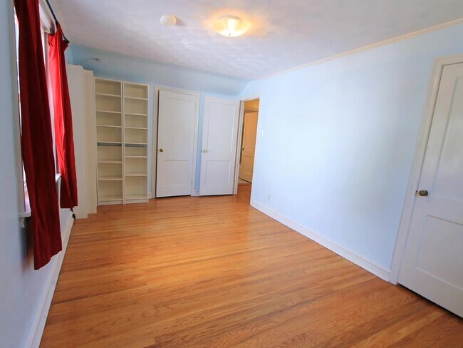 Building Photo - 233 Forrest Ave