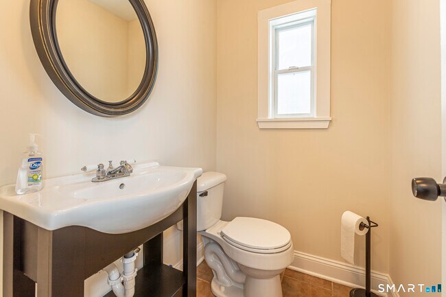 Building Photo - 15 Cowles St