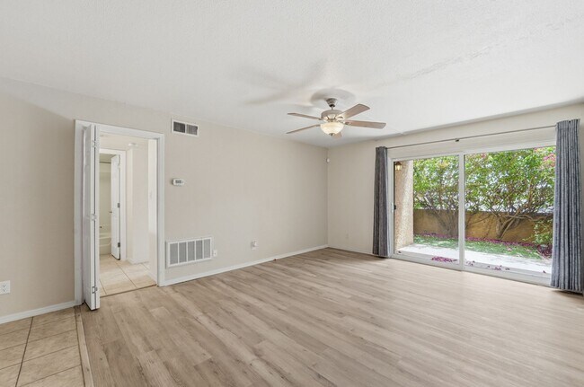 Building Photo - Prime Scottsdale Living | 2 Master Suites + Private Patio Retreat