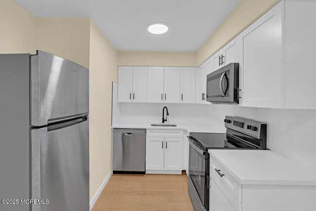 Building Photo - 114 3rd Ave