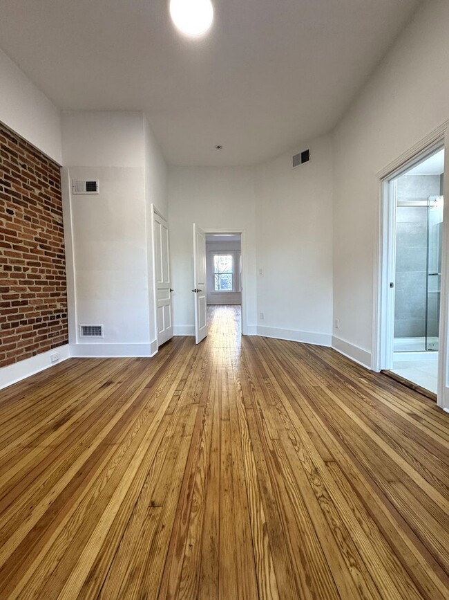 Building Photo - Centrally Located Renovated Large 1BR/1BA in Historic Dupont Circle Row House