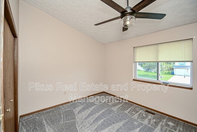 Building Photo - 2012 Redwing Dr