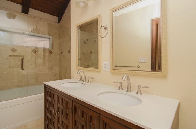 Building Photo - Charming Craftsman Home for Rent in Costa Mesa