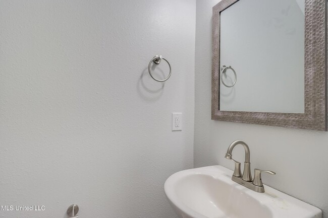 Building Photo - 233 Milray Ln