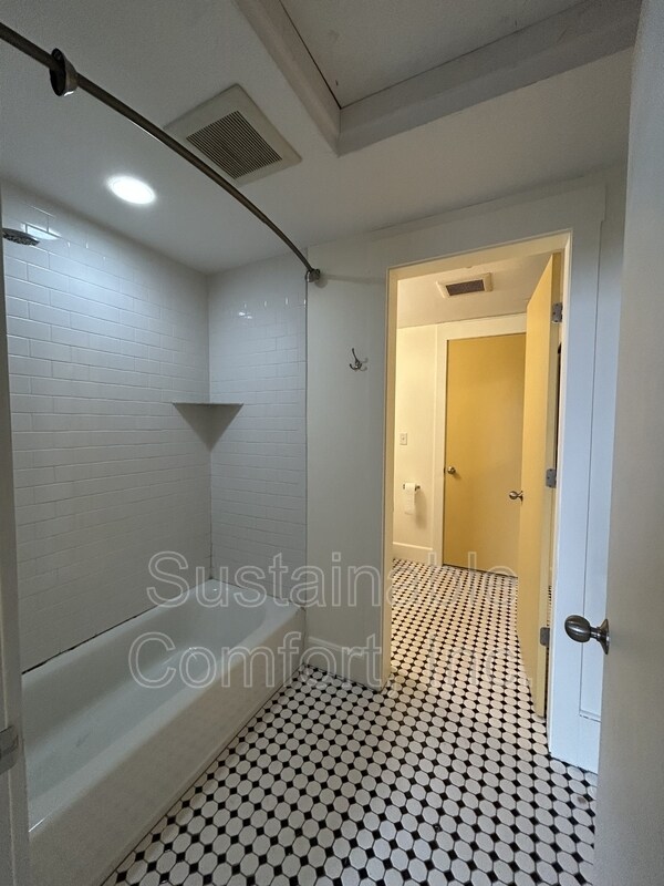 Building Photo - 28 Adams St