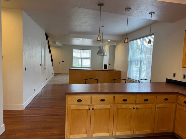 Building Photo - Beautiful 3 bedroom 2.5 bathroom house in a great neighborhood!