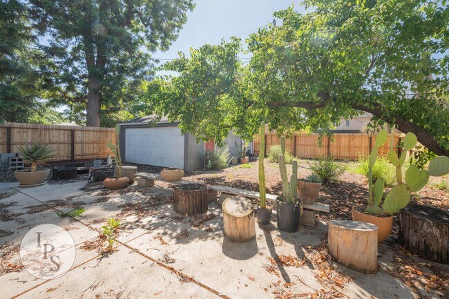 Building Photo - Beautifully Updated Fresno High Home - Walkable to Gazebo Gardens, 3BR/1BA, Partially Furnished