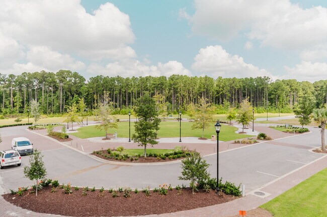 Building Photo - Modern Apartments Conveniently Located off...