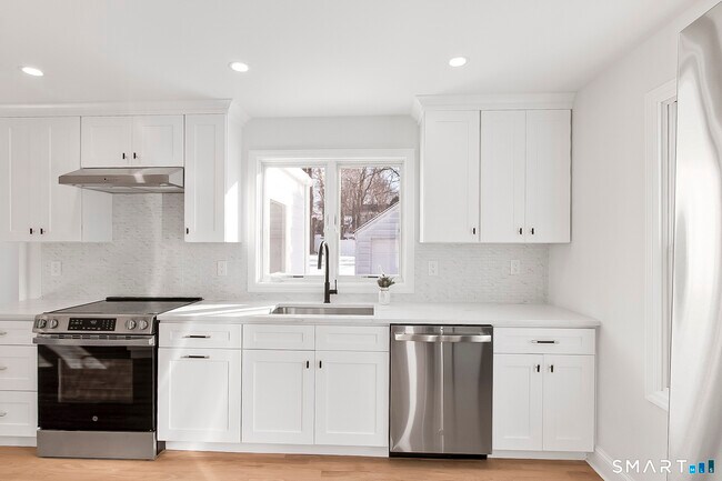 Building Photo - 10 Greenwood Ave