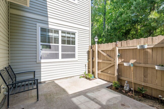 Building Photo - 2404 Leytonstone Dr