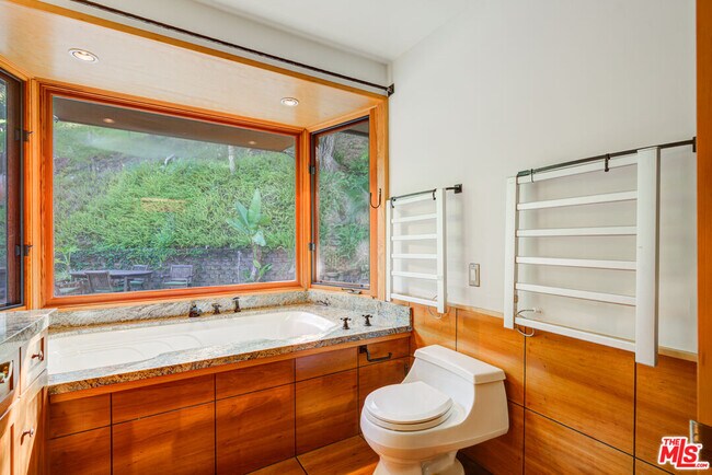 Building Photo - 15511 Woodcrest Dr