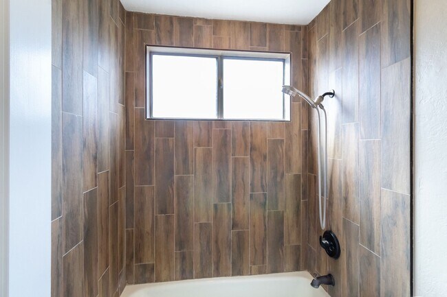 Building Photo - One Bedroom Condo w/ On-Site Parking Near ...
