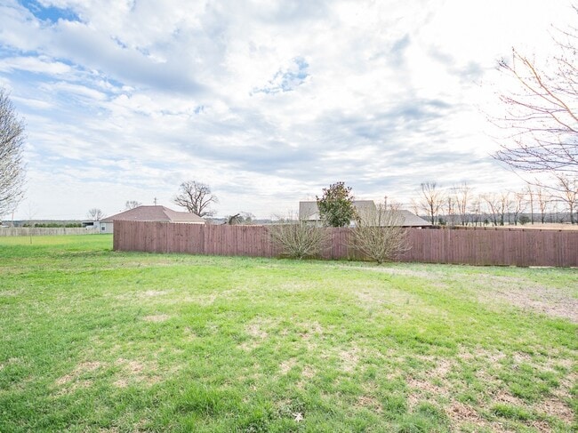 Building Photo - Beautiful full brick home!