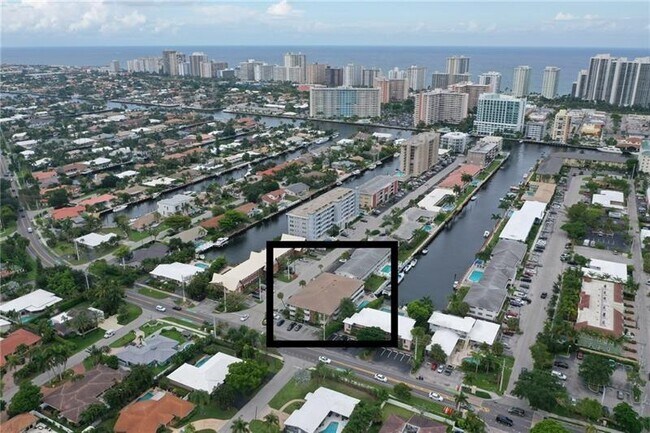 Building Photo - 3220 Bayview Dr