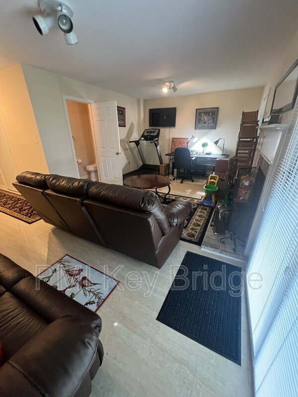 Building Photo - 7427 Salford Ct