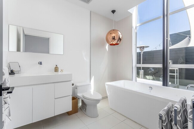 Building Photo - 825 Kings Rd