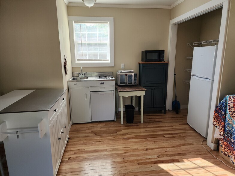 Building Photo - 208 Maupin Ave