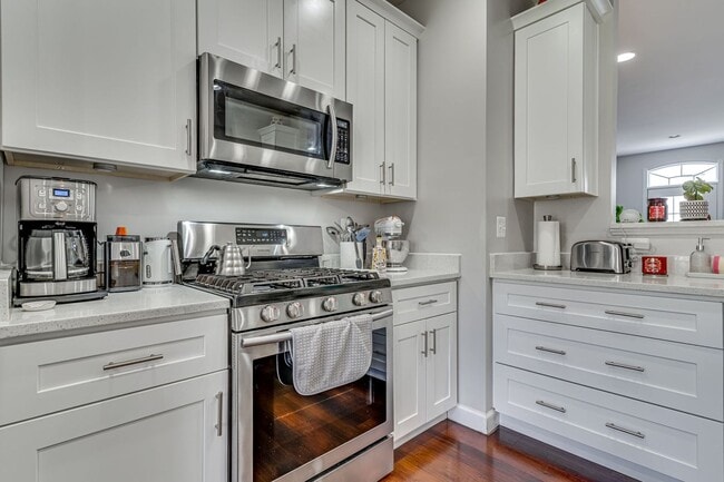 Building Photo - Belmont Bay Beauty! Three level two car ga...