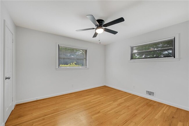 Building Photo - 718 Birchwood Ln SW