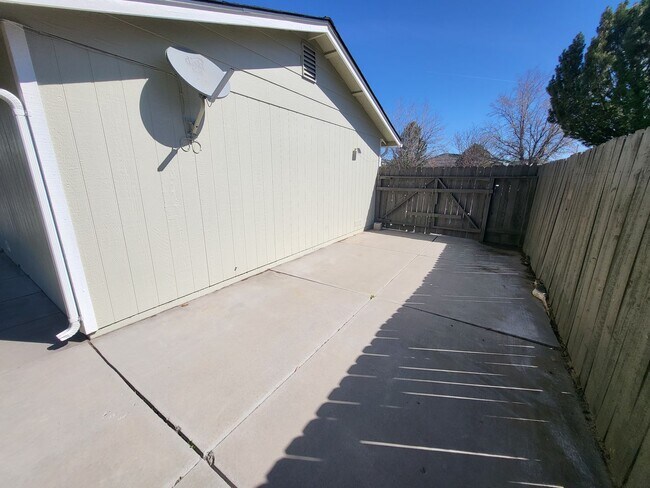 Building Photo - 2166 Carriage Crest Dr