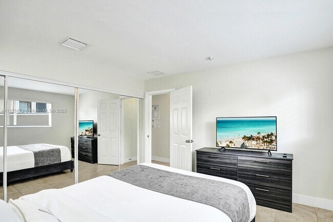 Building Photo - 1018 Adams St