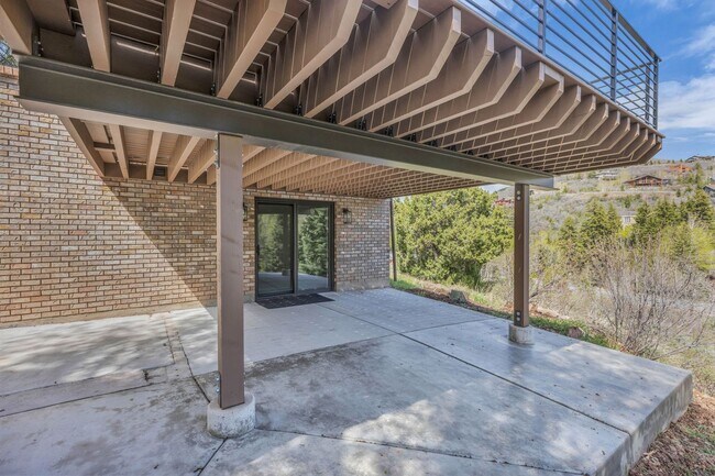 Building Photo - Pinebrook Luxury Remodeled Home