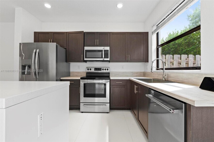 Building Photo - 20628 NE 7th Pl