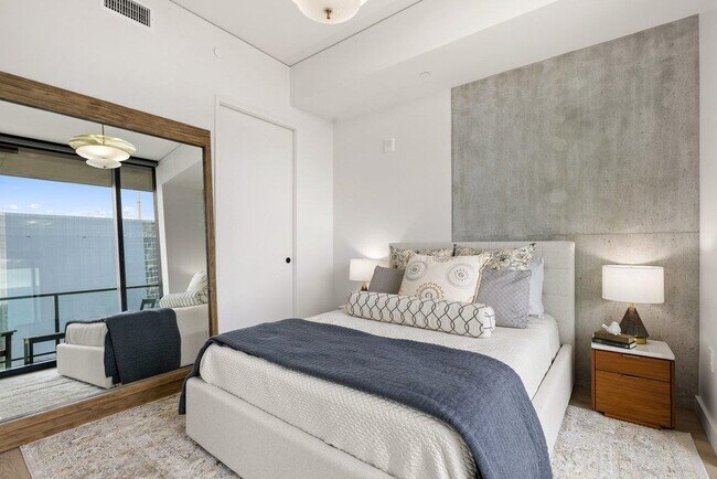 Building Photo - 610 Davis St