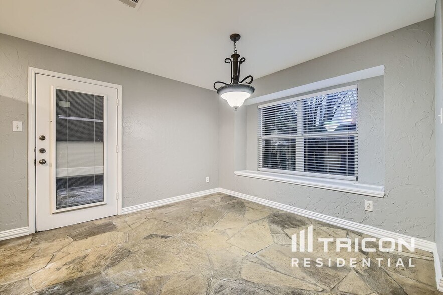 Building Photo - 220 Flatwood Dr