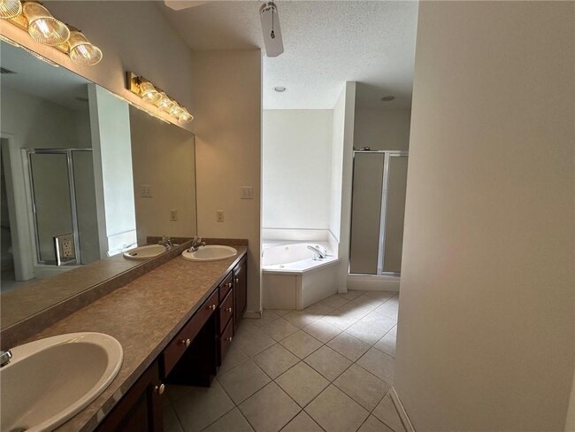 Building Photo - 5463 Henning Dr W