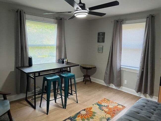 Building Photo - Fully furnished