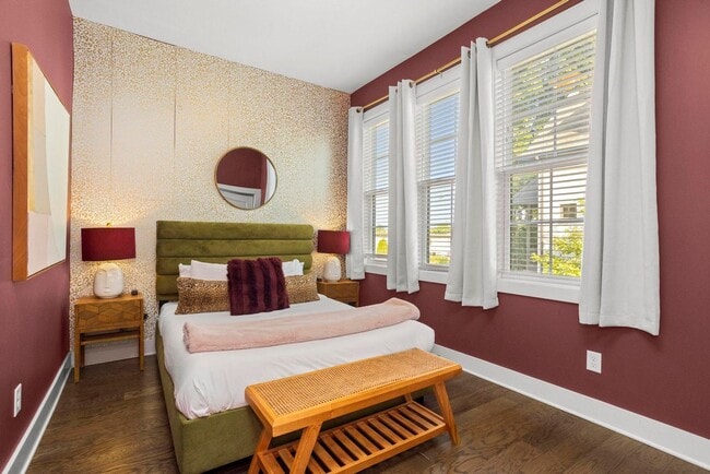 Building Photo - 4 BEDROOM, 5 BATH, 2-CAR GARAGE-