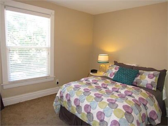 Building Photo - Remodeled & updated 3 bed 2 bath rowhome i...