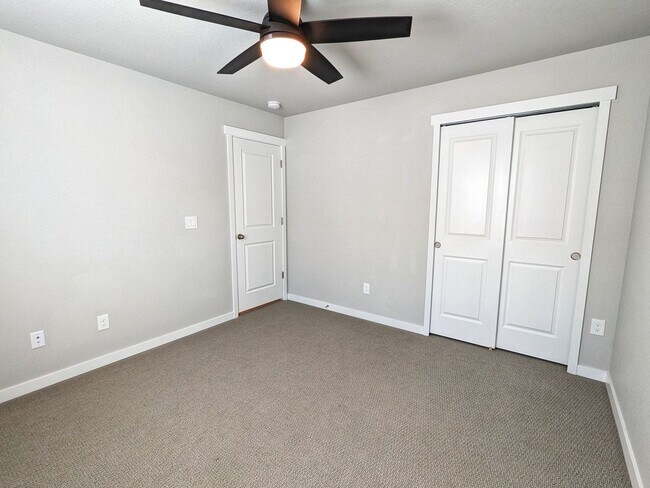 Building Photo - 3 Bedroom, 2.5 Bathroom with two car garage