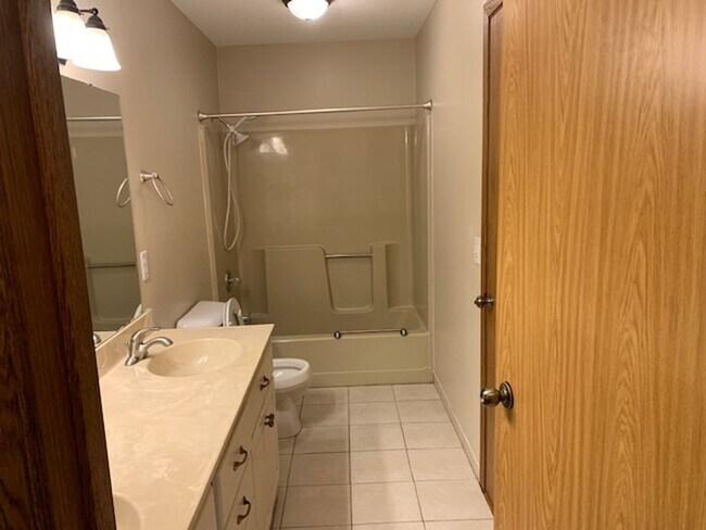 Building Photo - Nice 4 Bedroom 2 Bathroom house in Hudson
