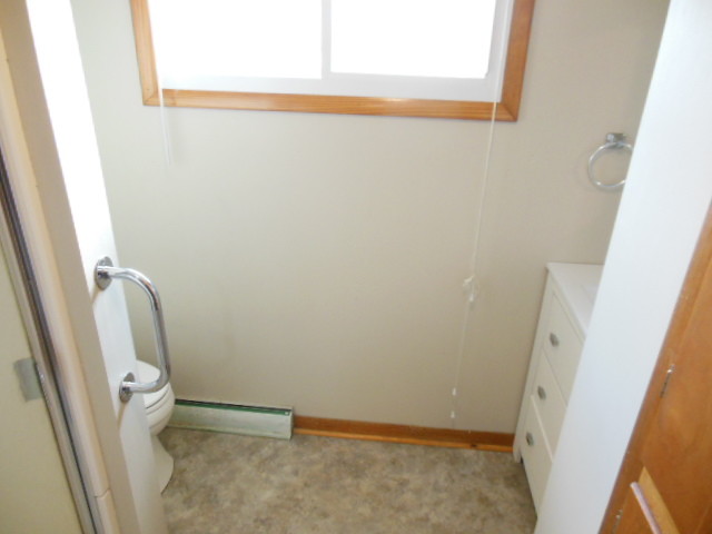 2nd Floor Bath - 1727 Dill St