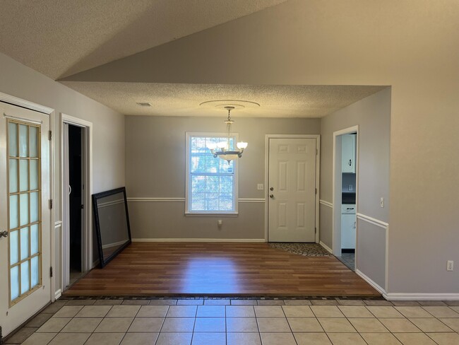 Building Photo - 934 Pineland Ave
