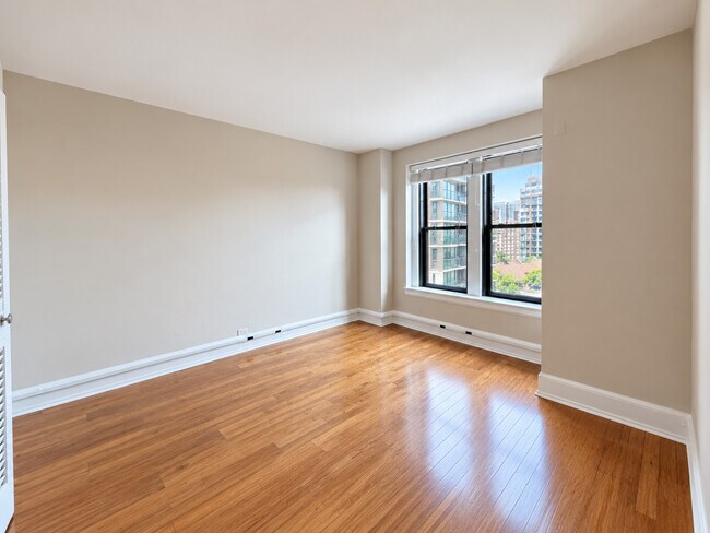 Building Photo - 3170 N Sheridan Rd