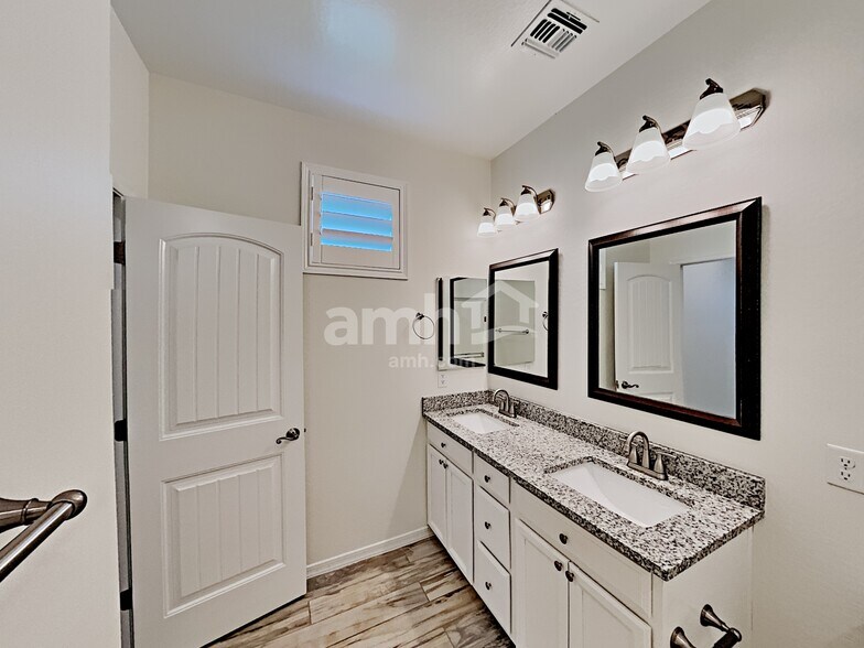 Building Photo - 16657 W Jenan Dr
